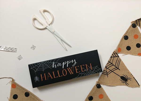 VELCRO® Brand Halloween MantelMantle